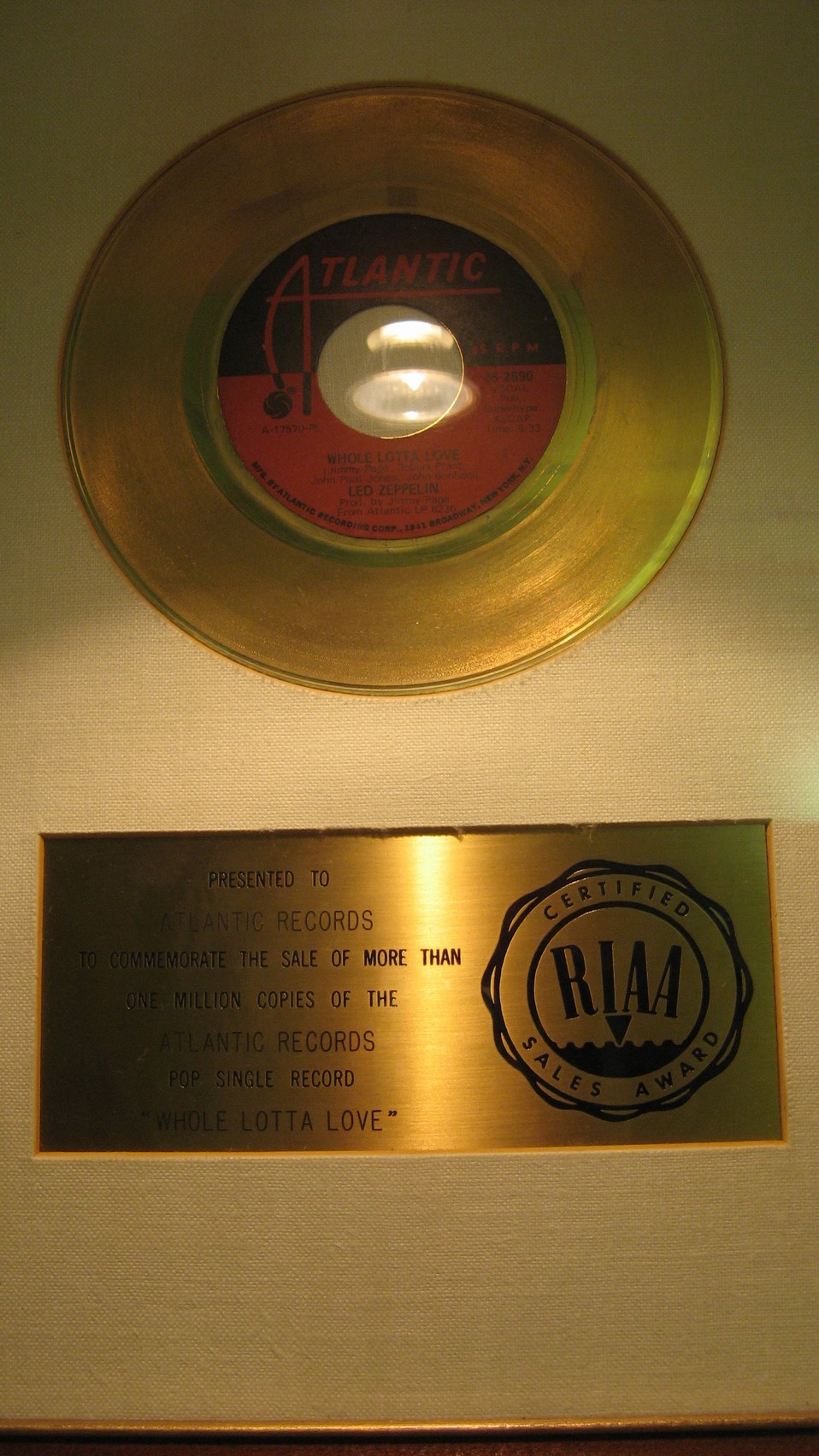n_17- Disco d'oro per la vendita di oltre 1 milione di copie del singolo dei Led Zeppelin 'Whole Lotta Love'.jpg